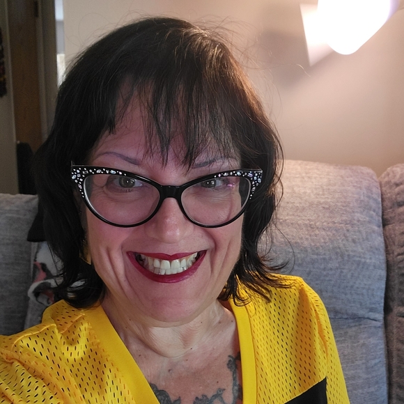 Meet your Posher, Adriane - Picture 1 of 2